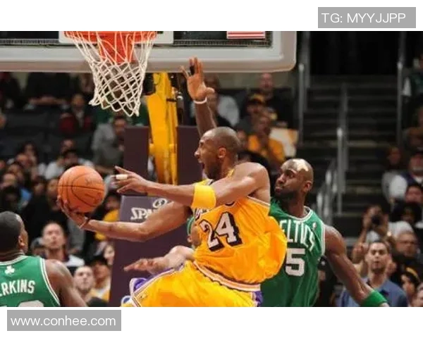 科比在对阵黄蜂时的经典折叠扣篮瞬间回顾与分析
